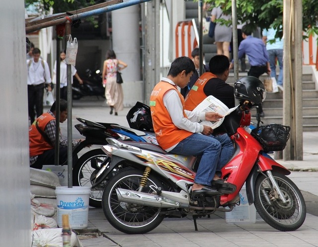 バンコクでバイクタクシー運転手の登録開始