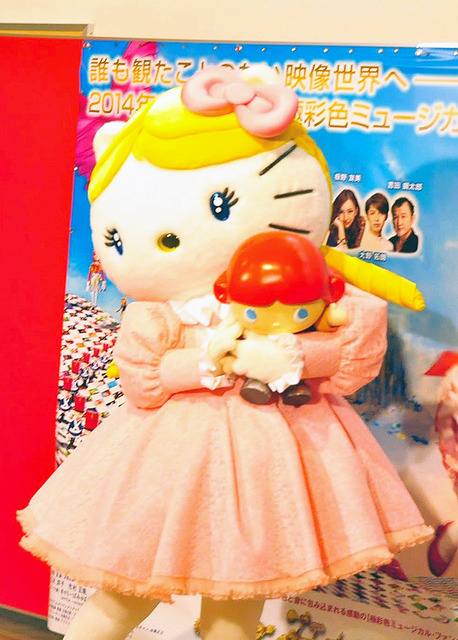 金髪&縦ロールのくるみ割りキティ/『くるみ割り人形』完成披露試写会