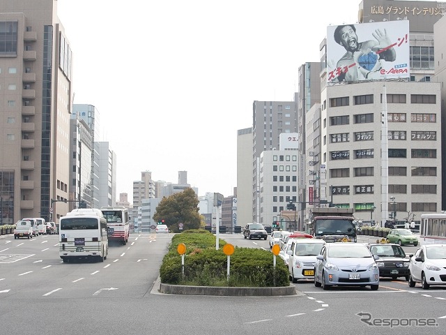 広島駅南口から稲荷町方面を望む(2014年4月)。写真中央の分離帯に路面電車の高架軌道を設けることが想定されている。