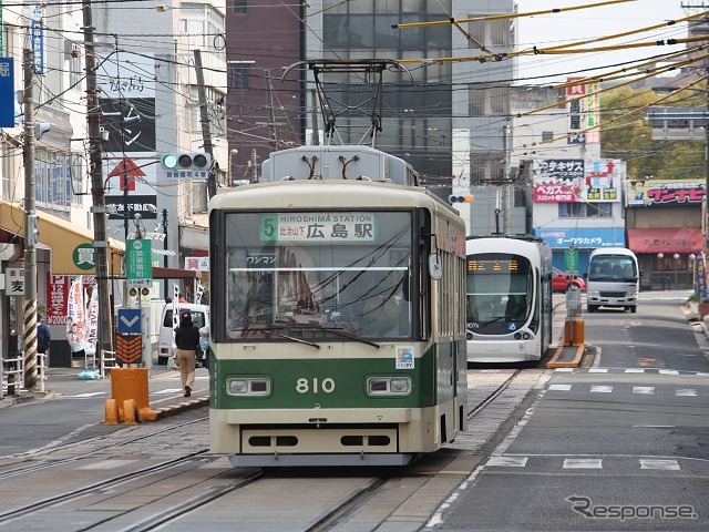 猿猴橋町停留場付近を走る広電の路面電車。基本方針では駅前大橋ルートの整備に伴い広島駅~猿猴橋町~的場町間の軌道を廃止するものとしている。