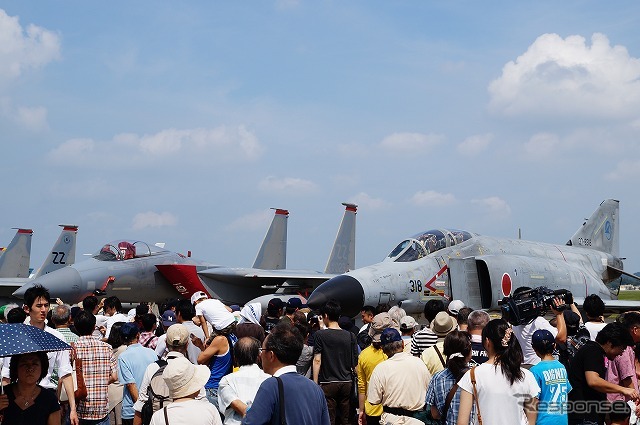 今回は戦闘機の参加が少なく、戦闘機前にもかなりの人たちが列を成した。