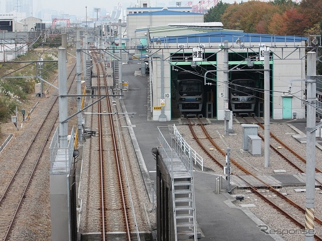 東京貨物ターミナル駅に隣接している東京臨海高速鉄道りんかい線の車両基地。JRの構想ではりんかい線と車両基地を結ぶ車庫線の活用も盛り込まれている。