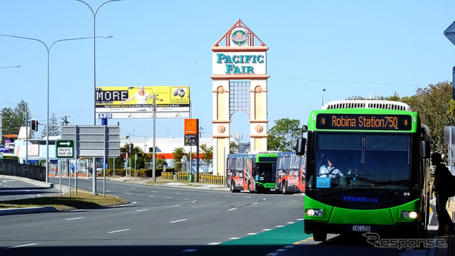 ゴールドコーストの路面電車「G:link」に乗って、Broadbeach South 駅へ。そこからNerang 駅行き路線バスに乗る。写真はRobina駅行きバス