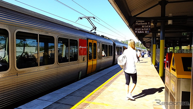 青空のNerang 駅で電車を待つ女子大生。気温は23度。冬のゴールドコーストは過ごしやすい日が続く