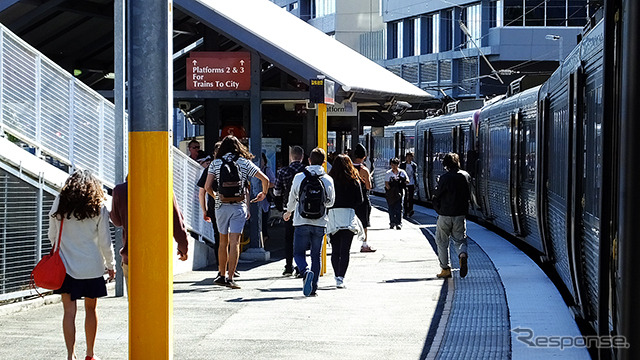 South Bank 駅に到着したCitytrain。多くの学生たちが降りていく。ブリスベンのCentral 駅まではあと10分ほど