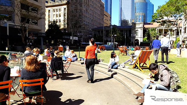 Central 駅前のオアシス、Anzac Square で思い思いにランチタイムを過ごす人たち