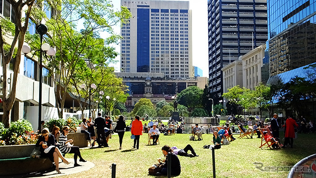 Central 駅前のAnzac Square。チェアでランチをとる人、寝転がる人、本を読む人……