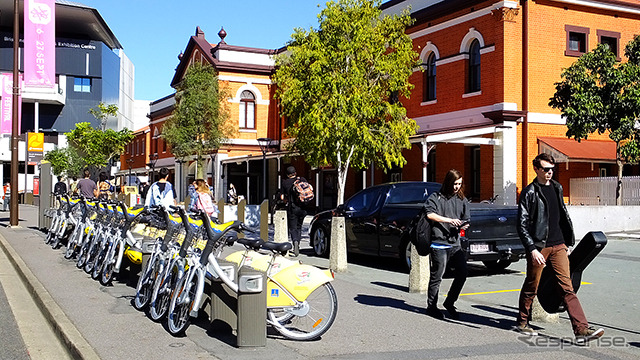 レンタサイクルが並ぶSouth Brisbane 駅は、博物館や美術館などの最寄り駅。静かなたたずまい