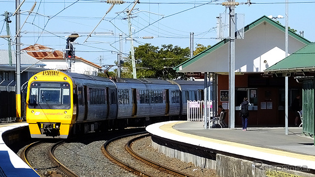 ゴールドコースト線とクリーブランド線の分岐駅、Park Road 駅から普通列車が出ていく