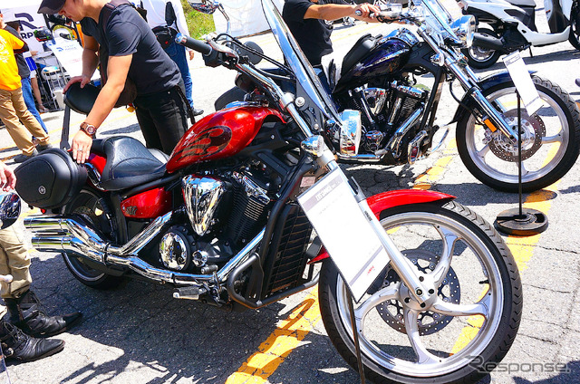 ヤマハ XVS1300CA(海外向けモデル)