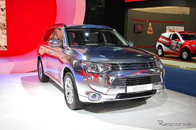 三菱・アウトランダーPHEV(モスクワモーターショー14)