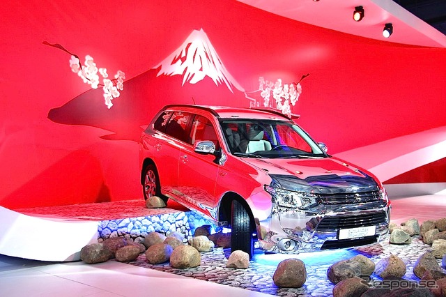 三菱・アウトランダーPHEV(モスクワモーターショー14)