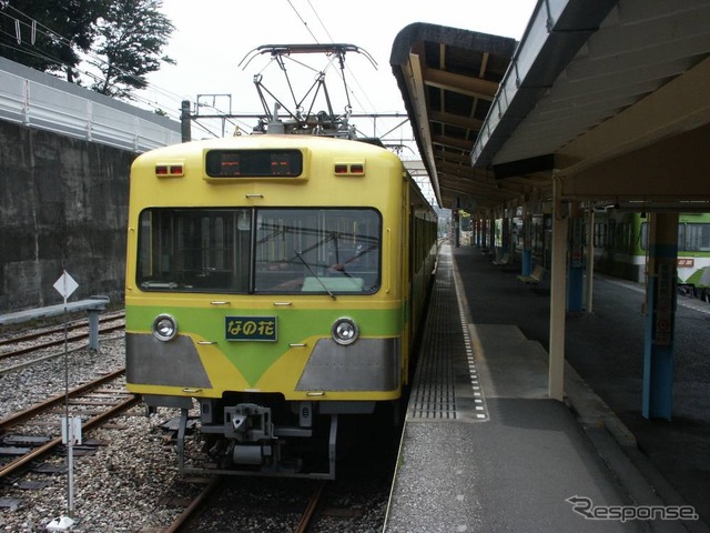 2013年4月28日で引退した先代の「なの花」2000形。現在は後継車の5000形「なの花」が活躍している
