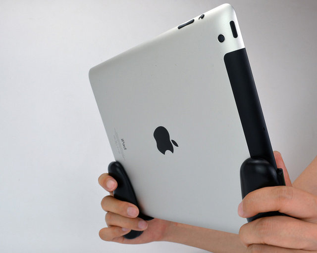 iPadがゲーム機に変身?iPad Air/iPad mini用ゲームグリップ登場 ― 吸盤式でしっかり固定、取り外しも簡単