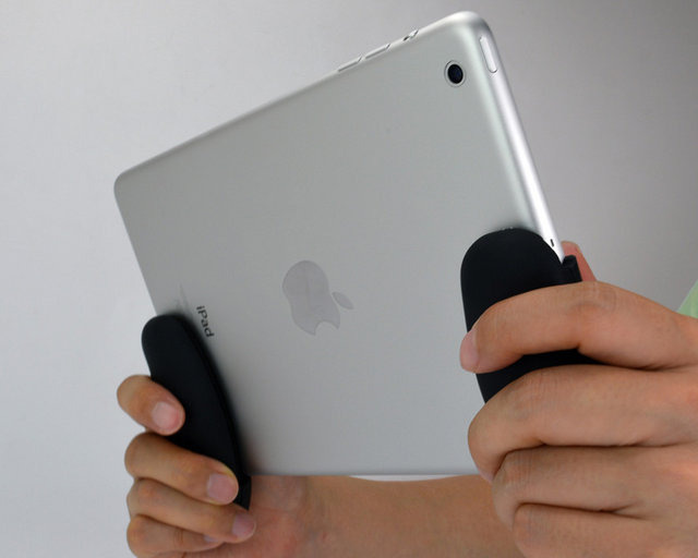 iPadがゲーム機に変身?iPad Air/iPad mini用ゲームグリップ登場 ― 吸盤式でしっかり固定、取り外しも簡単