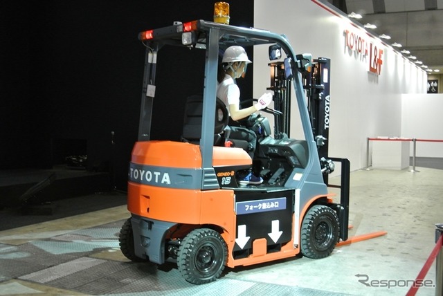 電池の交換用の穴が装備されている電動フォークリフト。