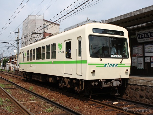 「有頂天家族」のラッピング車も運行。主要キャラクターが700系721・723号のヘッドマークや車内に施される。写真は723号。