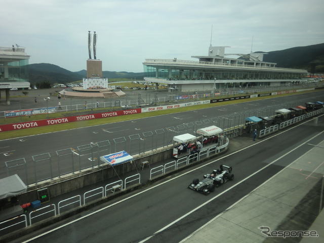 予選日のオートポリスは曇り気味の空模様。
