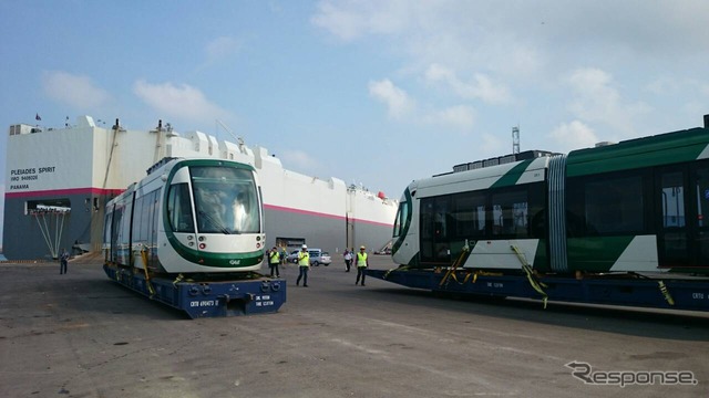 台湾・高雄で建設中のライトレール向け車両が製造国のスペインから台湾に到着。今後は各種検査などの後、実際の軌道上で試運転を行うという