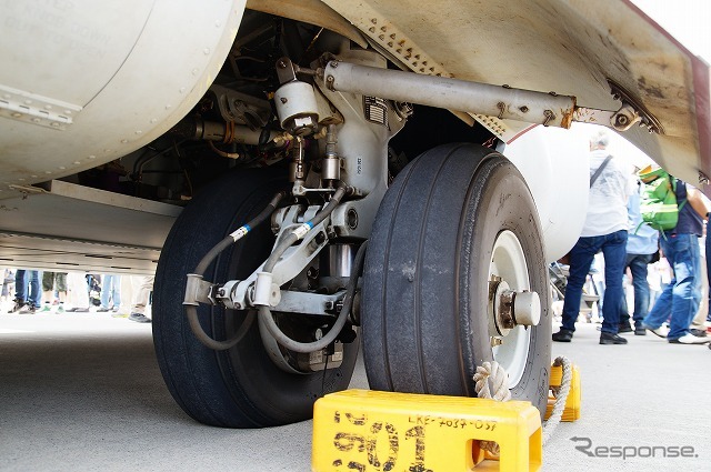 主脚は離陸後に機体横の張り出し部(スポンソン)に収容される。