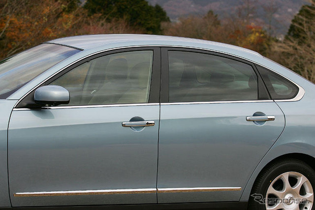 【日産 ブルーバード シルフィ 新型発表】よく見るとずれているルーフ後端
