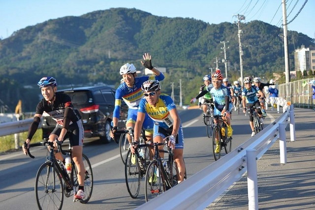 気仙沼フォンドを走る道端カレンさん、白戸太朗さん