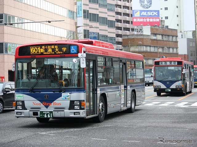 BRTを運行する新潟交通のバス。連節バス4台のほか新潟交通が所有する一般バス20台も使用する。