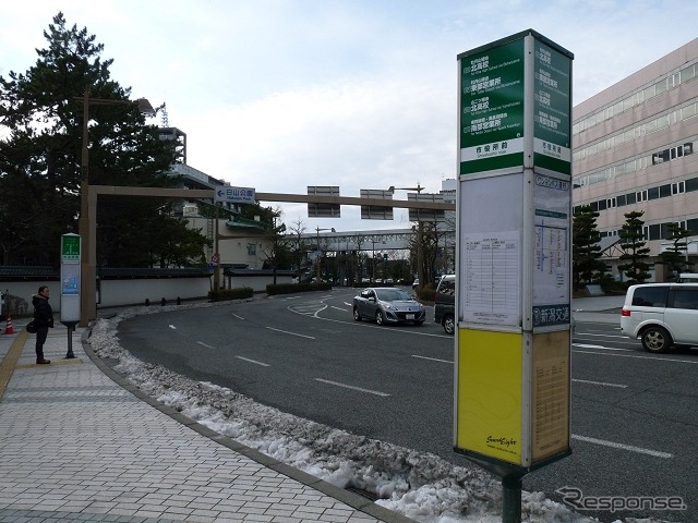 市役所前停留所（2012年）。写真の奥の方に交通結節点としてBRT駅が整備される。