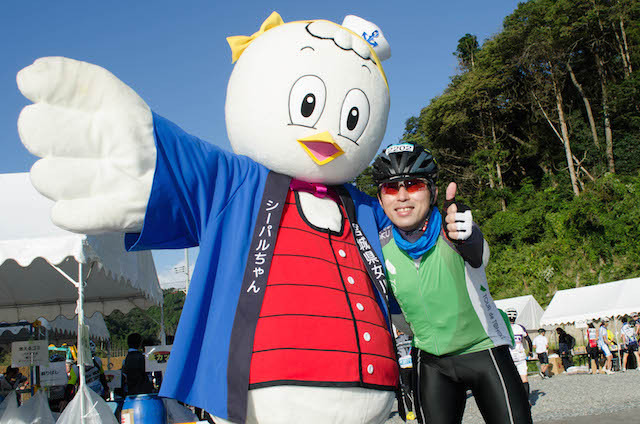 女川町のシーパルちゃんと記念写真(ツール・ド・東北14)
