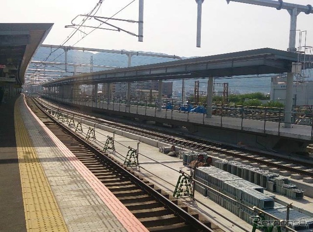 記念入場券が先行販売される東花園駅。この駅も全面高架化される。