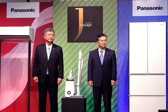 パナソニック代表取締役専務・高見和徳氏(右)と、同社コンシューマーマーケティングジャパン本部長・中島幸男氏 《photo:大野雅人(GazinAirlines)》