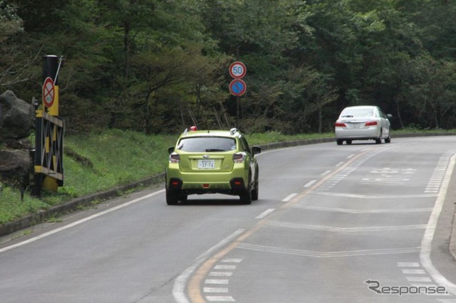 巡回にでるXVハイブリッドのパトロールカー