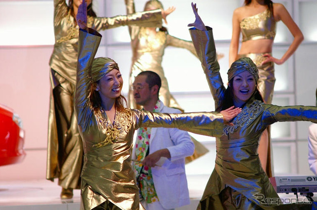 【東京モーターショー05】コンパニオン写真蔵…その81 Let's dancing!!