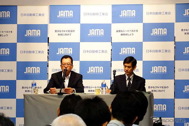 東京・台場で10月11~13日に開催される「Tokyo Motor Fes 2014」(日本自動車工業会主催)の記者発表での池会長(左)