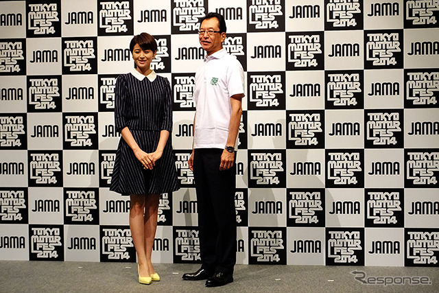 東京・台場で10月11~13日に開催される「Tokyo Motor Fes 2014」(日本自動車工業会主催)の記者発表での池会長(右)と鈴木ちなみさん