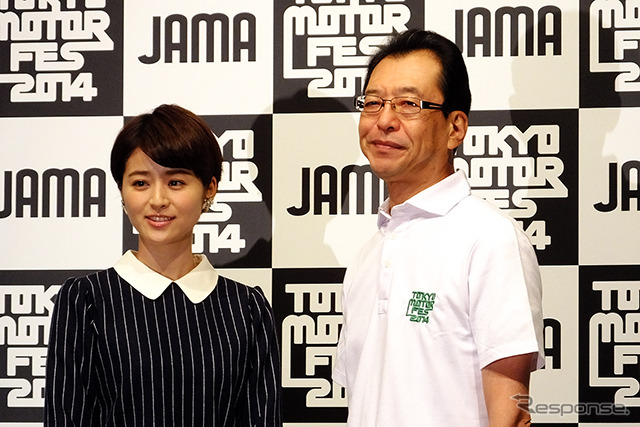 東京・台場で10月11~13日に開催される「Tokyo Motor Fes 2014」(日本自動車工業会主催)の記者発表での池会長(右)と鈴木ちなみさん
