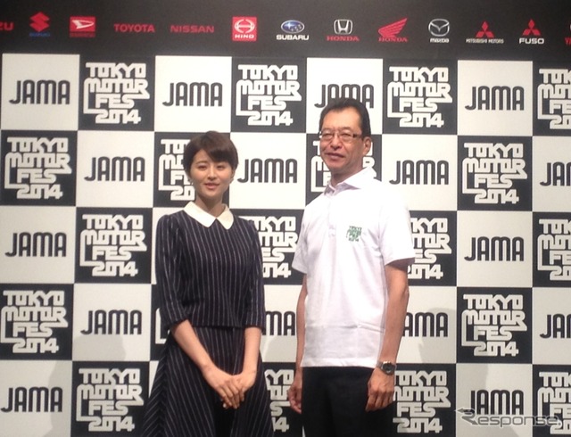 女優の鈴木ちなみさんと自工会の池史彦会長