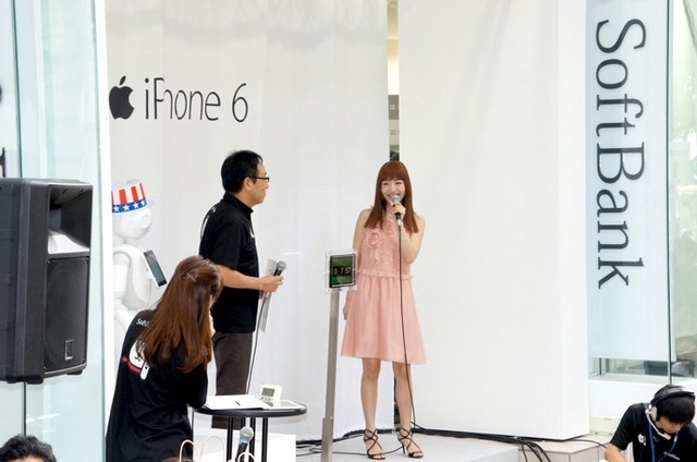 アナ役、神田沙也加「待ってました!」……ソフトバンク表参道で iPhone 6/6 Plus発売