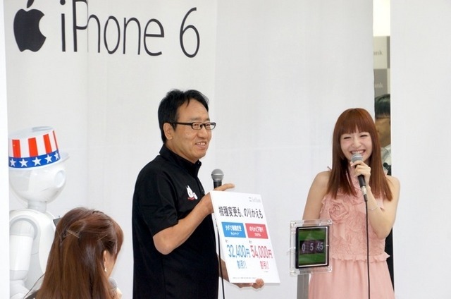 アナ役、神田沙也加「待ってました!」……ソフトバンク表参道で iPhone 6/6 Plus発売