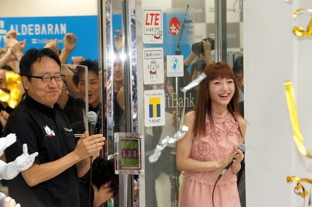 アナ役、神田沙也加「待ってました!」……ソフトバンク表参道で iPhone 6/6 Plus発売