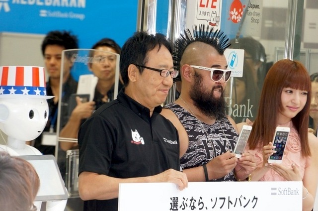 アナ役、神田沙也加「待ってました!」……ソフトバンク表参道で iPhone 6/6 Plus発売