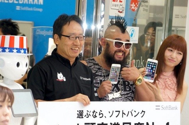 アナ役、神田沙也加「待ってました!」……ソフトバンク表参道で iPhone 6/6 Plus発売