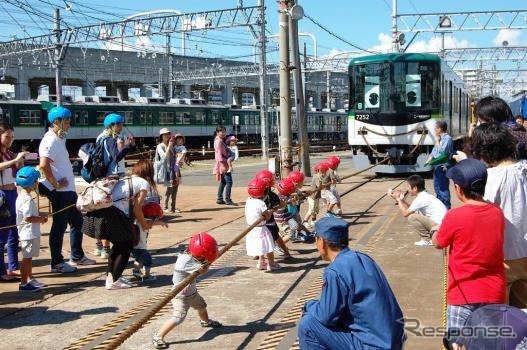 「京阪ファミリーレールフェア」では電車との綱引きイベントなども行われる。写真は昨年の「ファミリーレールフェア」の様子。