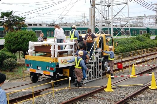 レールの上を走る作業用自動車。「ファミリーレールフェア」で乗車体験が行われる。