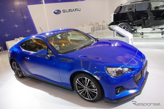 スバルは新型WRXとWRX STIを発表(ジャカルタモーターショー14)