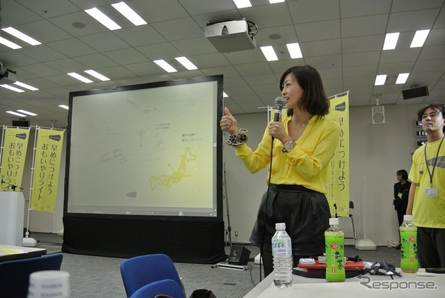 ワークショップでできたアイデアを披露する吉田由美さん。