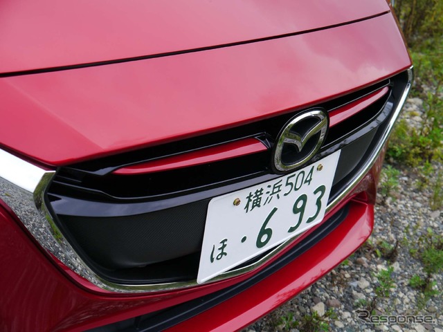 ディーゼルエンジン車はグリルに赤のガーニッシュが入る。