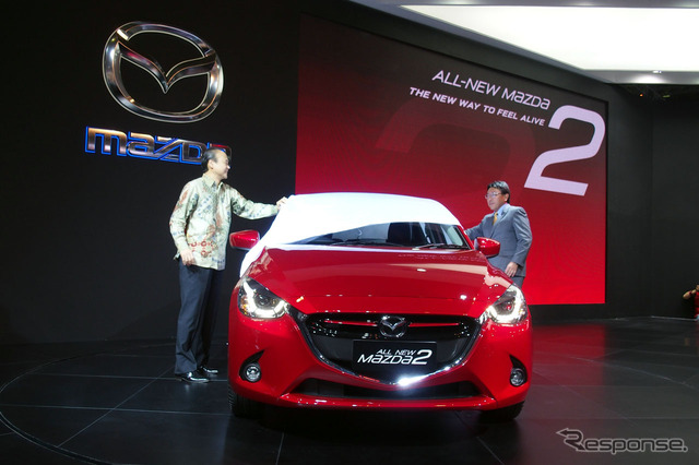 新型「Mazda2」のお披露目に臨む井上寛執行役員(右)と、マツダ・モーター・インドネシア（ＭＭＩ）の奥江敬三社長(左)
