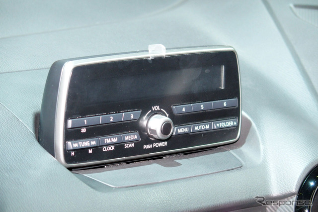 標準搭載となるラジオはマツダコネクト搭載車向けにグローバル準備されたもの