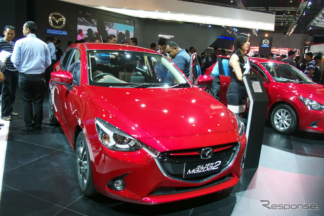 来場者も多かった新型「Mazda2」。ディーゼル車でなくてもグリル中央には赤い線が入る